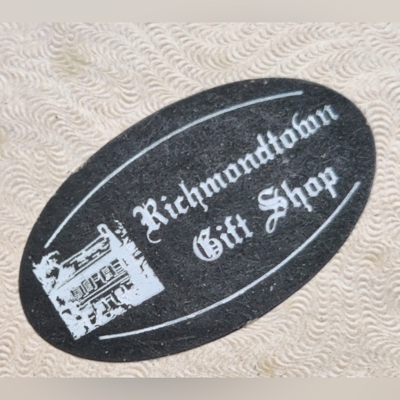 Vintage Delft Sailing Ships pin in original box, porcelain, gold loop trim 1.25” - Picture 6 of 7